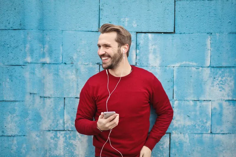 Manlig patient med erektil dysfunktion står framför vägg lyssnar musik. Få behandling mot erektil dysfunktion online. ReceptOnline.se